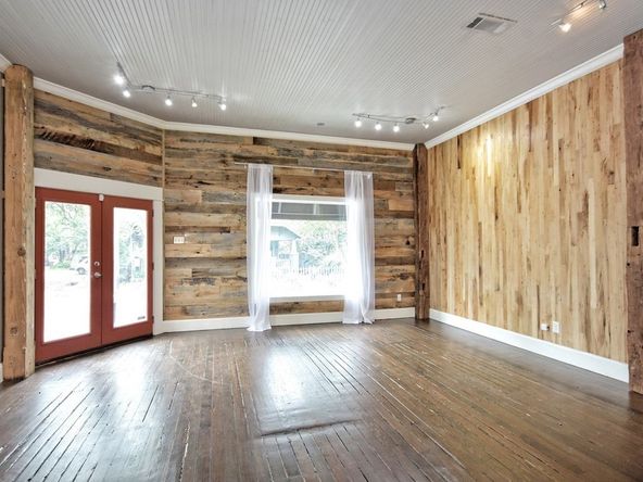 Quaint Retail or Office Stand Alone Building: 900 W 29th St, Austin, TX 78705